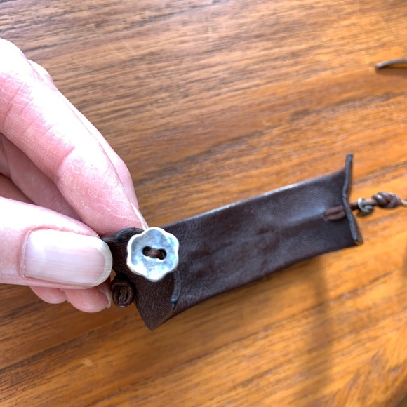 Leather Bracelet/Cuff w/ Sterling Hardware w/ Elaborate Handpainted Jewel Shell - Picture 7 of 13